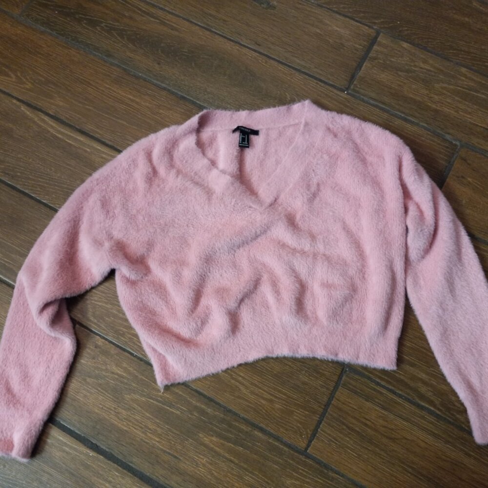 SUPER SOFT FUZZY CROP SWEATER- FOREVER 21  SIZE M